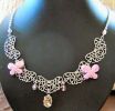 Collier en estampes et papillons parme