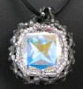 Collier pendentif carr� Gris Noir