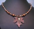 Collier en perles cuivrées pendentif feuille