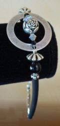 Bracelet avec large anneau argenté