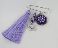 Broche violet avec bijoux assortis
