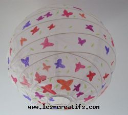 Lustre boule de papier décor papillons