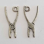 Breloque Outil Pince en métal argenté