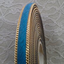 Cuir Plat Veau Bleu 10 mm par 20 cm peau et chaîne