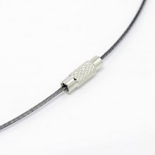 1 collier tour de cou fil câblé rigide gris ardoise fermoir à visser N°01