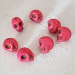 Lot 11 Têtes de mort en Howlite teintés 18 mm