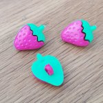 Boutons fantaisie, enfants, bébés Motif fraise N°04 vert et fushia