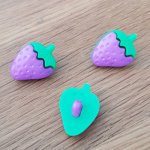 Boutons fantaisie, enfants, bébés Motif fraise N°05 vert et Violet