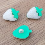 Boutons fantaisie, enfants, bébés Motif fraise N°06 vert et Beige