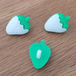 Boutons fantaisie, enfants, bébés Motif fraise N°07 vert et blanc