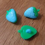 Boutons fantaisie, enfants, bébés Motif fraise N°09 vert et bleu clair