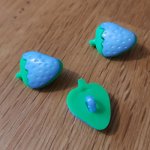 Boutons fantaisie, enfants, bébés Motif fraise N°10 vert et bleu pastel