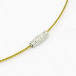 1 collier tour de cou fil câblé rigide vert jaune fermoir à visser N°01