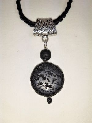 M&eacute;tal argent&eacute; vieilli et pierres de lave.