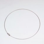 Pour créer un bijou minimaliste, collier câble en métal et fermoir à visser.