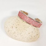 Bracelet jonc et cuir d'agneau rouge et blanc