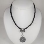 Collier cuir tressé et pendentif métal argent vieilli