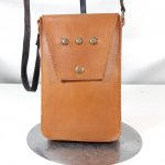 Pochette pour smartphone cuir de vachette lisse, coloris havane.