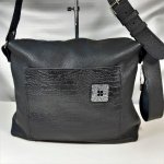 Grand sac cuir de vachette noir avec fermeture à glissière.