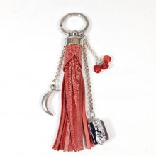 Bijou de sac avec pompon en cuir de chèvre rouge et blanc.
