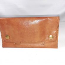 Pochette pour tabac cuir de vachettelisse coloris marron.