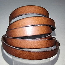 Cuir plat marron pour confectionner des bracelets.