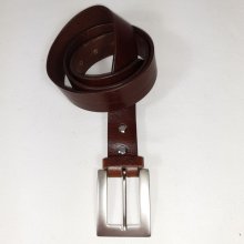 Ceinture cuir de vachette tannage végétal coloris marron foncé.