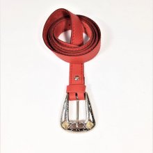 Ceinture cuir vachette boucle western coloris rouge.