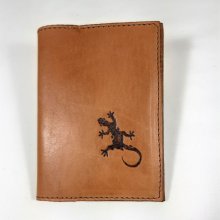 Protège passeport en cuir de vachette pyrogravé coloris havane