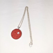 Médaillon laiton et cuir rouge, cristal de Swaroski.