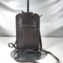 Pochette pour smartphone cuir de porc lisse, coloris marron foncé.