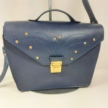 Sac cuir vachette coloris rouge, prté épaule ou main, création artisanale.