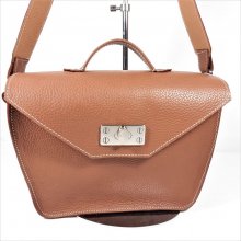 Sac cuir vachette coloris brun beige, porté épaule ou main, création artisanale.