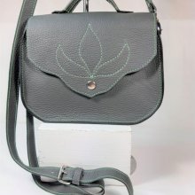 Sac bandoulière cuir vachette,fabrication artisanale coloris gris.