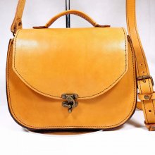 Sac bandoulière cuir vachette,fabrication artisanale coloris moutarde.