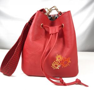 Sac seau cuir rouge.