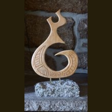 Sculpture en mélèze sur son socle en granit