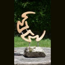Lune chantournée en mélèze avec son socle en granit