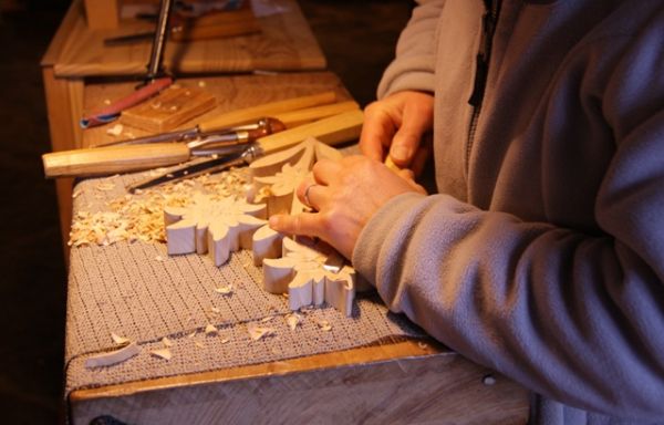 Sculpture sur bois a la gouge