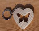 porte clef coeur et papillon fait main en bois de hetre massif