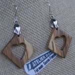 boucles d'oreilles carre avec coeur en chêne bijoux éthique en bois, noce de bois, Saint valentin,fait main