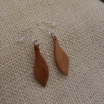 boucle d'oreille bijoux éthiques en bois fabrication artisanale merisier ciré