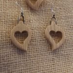 boucles d'oreilles coeur bois de frêne ciré, noce de bois, saint valentin, fait main