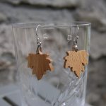 boucles d'oreilles feuille d'érable en bois de hetre bijoux éthique en bois, bijou nature ciré, fait main