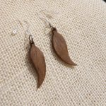 boucle d'oreille plume, bijoux éthiques en bois de noyer,bijou nature fait main