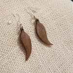 boucle d'oreille plume, bijoux éthiques en bois de noyer,bijou nature fait main