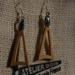 boucle d'oreille triangle en bois de merisier bijoux éthique en bois, bijou nature ciré, fait main