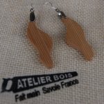 boucle d'oreille vague en bois de meleze bijoux éthique en bois, bijou nature ciré, fait main