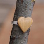 Bague cabochon en bois forme coeur Mélèze largeur 14mm