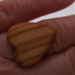 Bague cabochon en bois forme coeur if largeur 20mm
